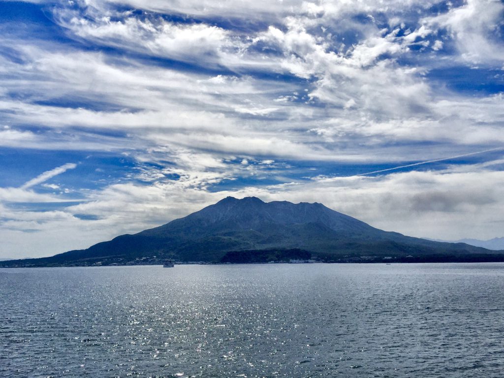 活躍的櫻島火山距離繁華 – 鹿兒島